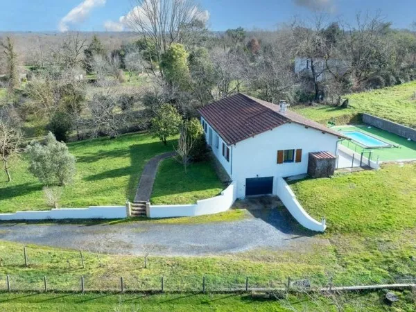 MAISON AVEC PISCINE - TERRASSE - JARDIN ET SOUS SOL ISOLE
