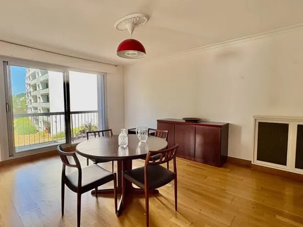 Quartier Albert 1er : appartement traversant de 102 m² avec balcon, cave et parking