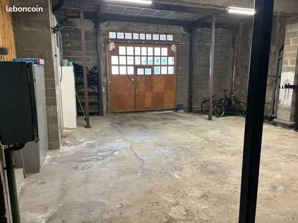 Garage de 100m2 à louer