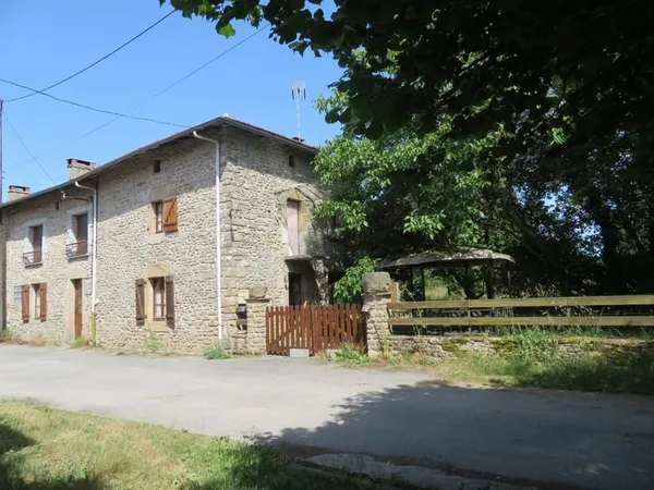 Maisons en pierre avec granges et jardin