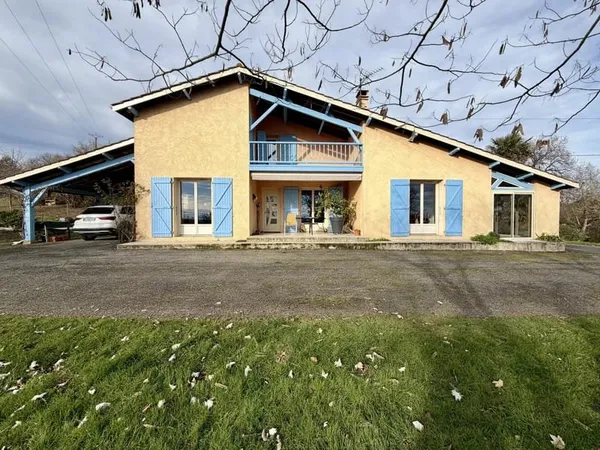 Maison T6 de 206m2 habitable avec garage et piscine sur un terrain de 4 760m2
