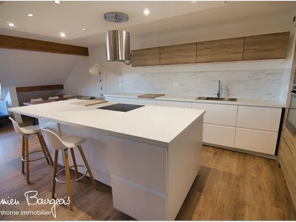 Duplex en dernier étage de 146 m² (208 m² au sol) avec double garage et cave
