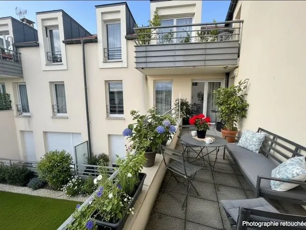 Appartement 3 pièces avec terrasse proche RER A