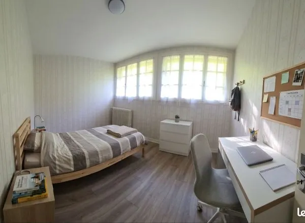 Chambre meublée