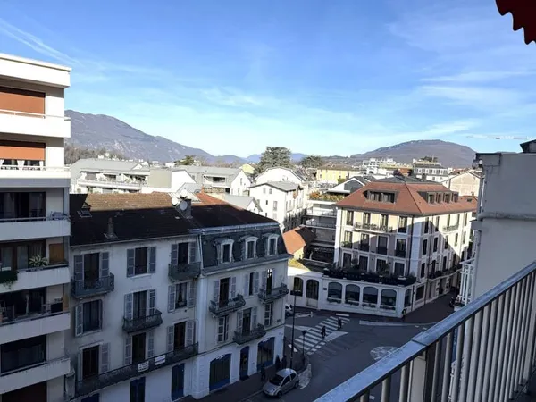 T2 EN ETAGE PROCHE COMMERCES