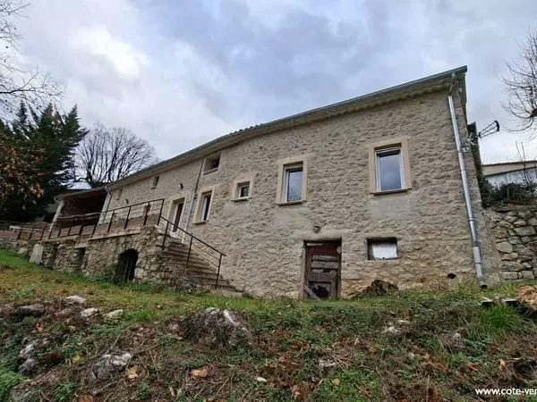 Ancienne ferme avec dépendances en Drôme Provençale