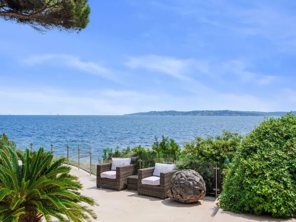LOCATION SAISONNIÈRE - SAINTE-MAXIME - POINTE DES SARDINAUX - PIED DANS L'EAU - PISCINE