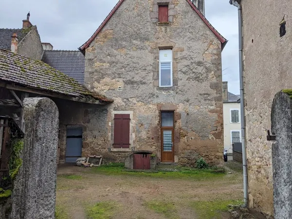 Bourg dynamique d'Ainay le Château (03) maison avec 2 appartements d'environ 88m² chacun