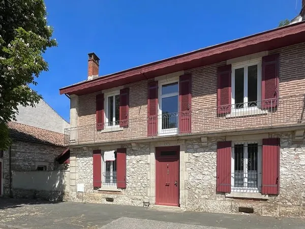 Villeneuve/Lot, Magnifique maison de ville rénovée, avec cour, jardinet et garage