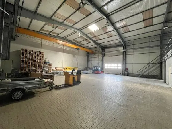 Entrepôt 396 m²