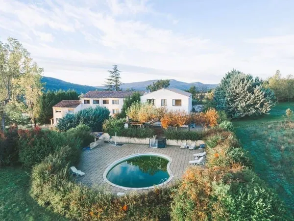 Local 880 m²