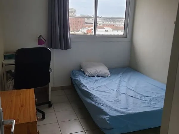 Colocation Une chambre dans appartement avec étudiant