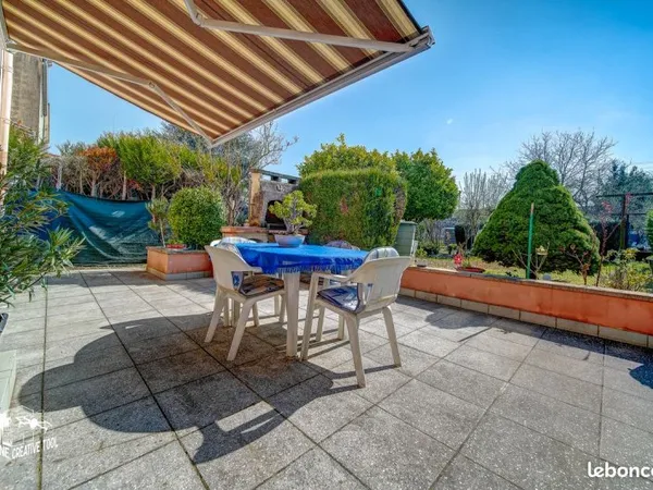 Rez de jardin, dans immeuble bourgeois appartement de 89 m²+ annexes cuisine d'été, terrasse, jardin