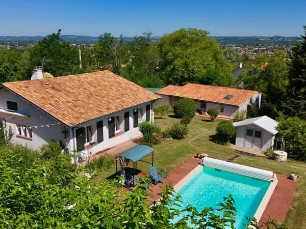 Maison de plain pied avec gîte et piscine chauffée.