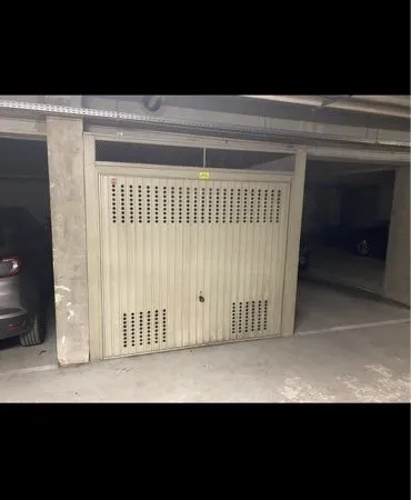 Double box fermé sécurisé (27 m²) en résidence