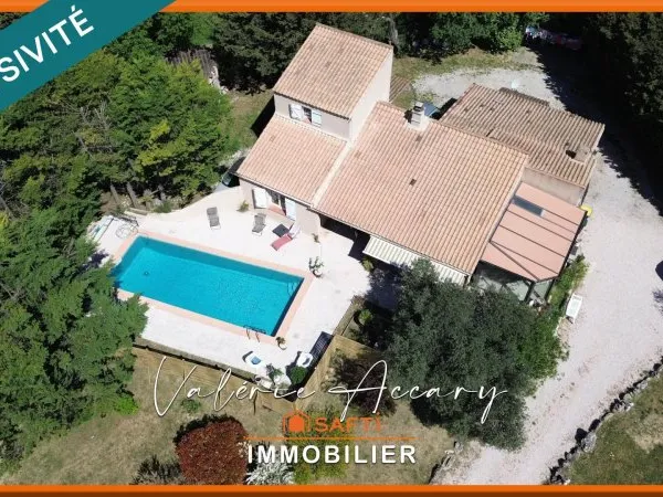 Rocbaron : Maison de 130 m² sur un terrain de 1718 m² avec piscine, garage, dépendance...