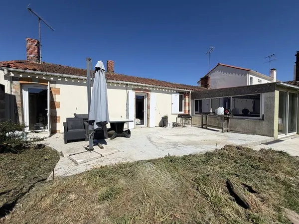 A 5 min d'Aizenay, longère de 100 m2 habitable, 2 garages et