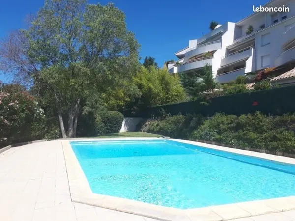 Appartement F2 34m2 avec terrasse refait à neuf - Résidence sécurisée avec piscine et parking privat
