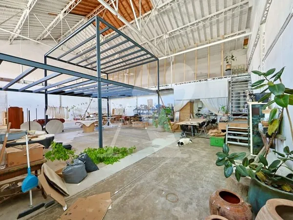 Atelier d'artiste à réhabiliter en loft au coeur des arènes