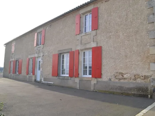 Maison en pierre rénovée d'environ 260m2 avec vaste espace d