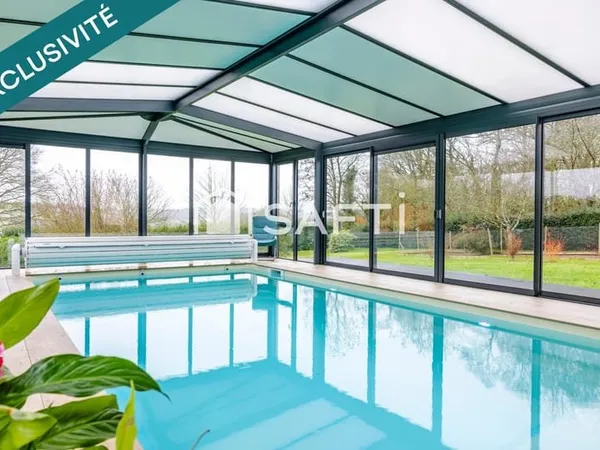 Maison de 205 m2 sur terrain de 2520 m2 constructible avec piscine couverte