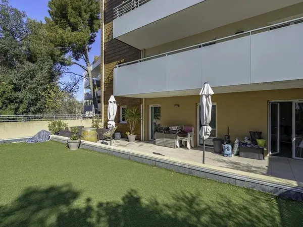 “Comme une maison en ville : T3 avec 100 m² d'extérieur dans résidence récente et sécurisée marseill