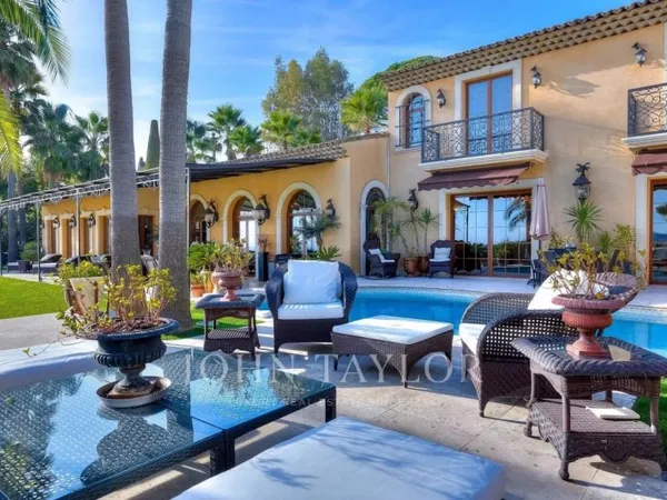Villa d'exception avec vue panoramique mer à louer proche de Can