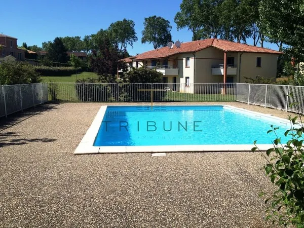 Grand T2 en rez de jardin avec terrasse, places de parking e