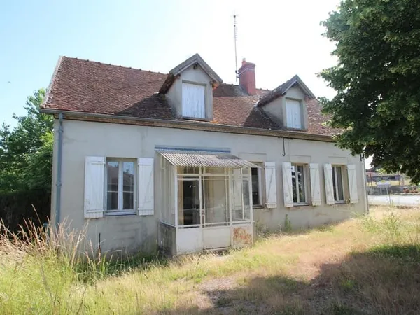 A Lucenay Les Aix, maison d'habitation
