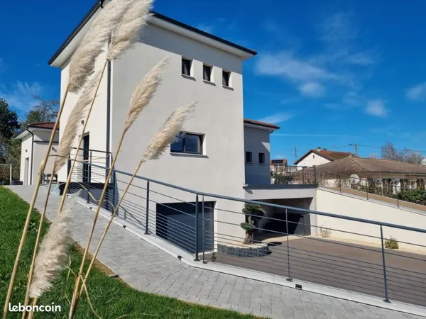 Maison familiale 169 m² - 4 chambres - grande pièce de vie - terrasse - suite parentale - Charlieu