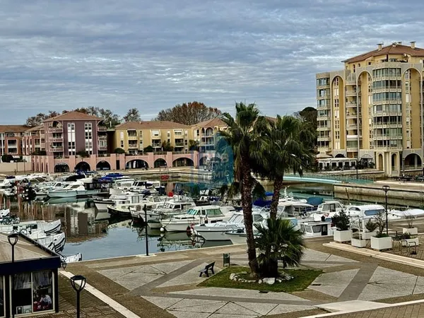 T 2 avec parking avec vue sur le port