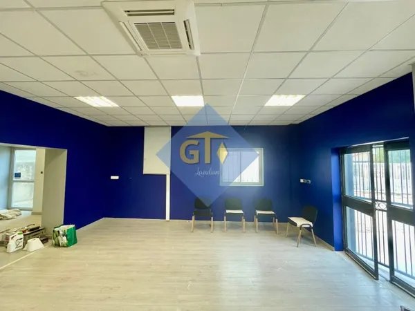 Local commercial 169m2 en RDC avec parking sécurisé