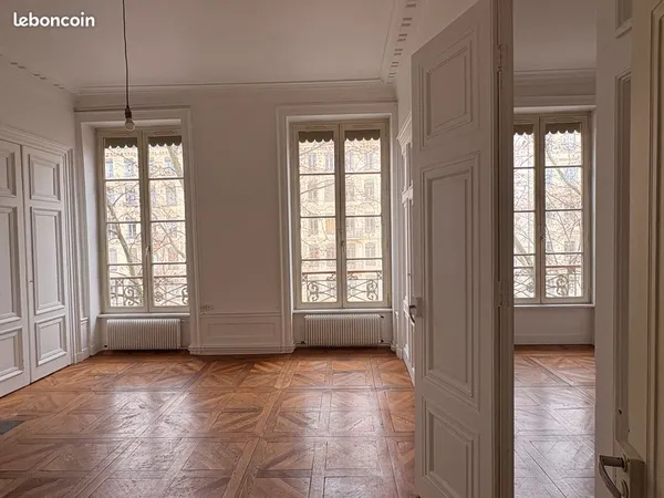 En Exclusivité - Beau T3 de 95m2- Vue Rhône/Hôtel Dieu- Cachet de l'ancien