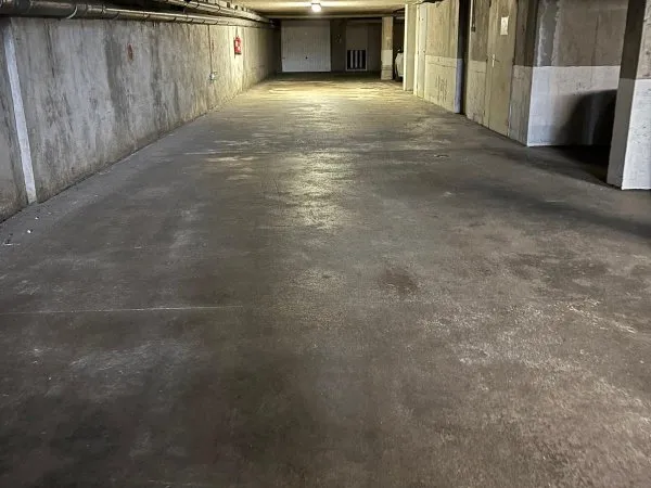 Loue parking 8m²