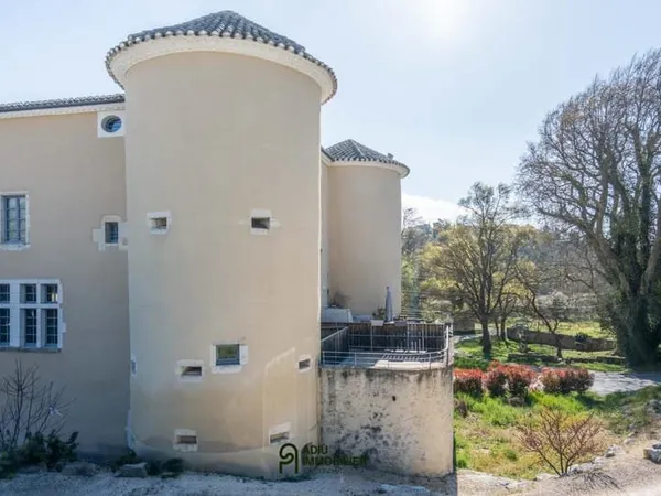 Appartement T3 rénové d'environ 71 m² dans un château avec parc et piscine proche Uzès
