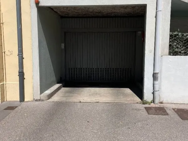 GARAGE FERME - RUE LEO ET MAURICE TROUILHET - SOUS SOL - LYON 8