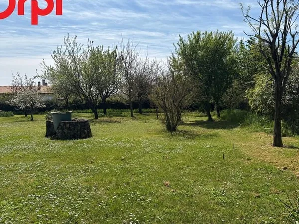 Terrain 877 m²
