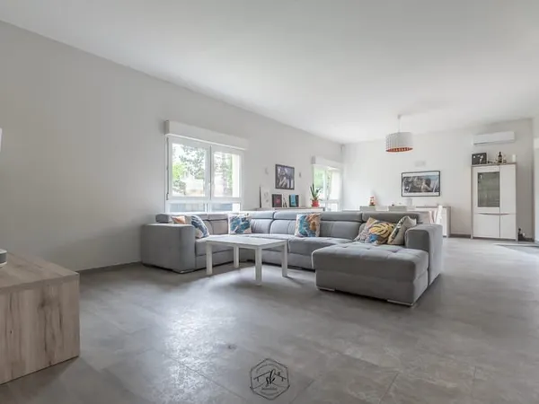 Maison d'architecte de 300m2 sur un terrain de 5.79 ares ave