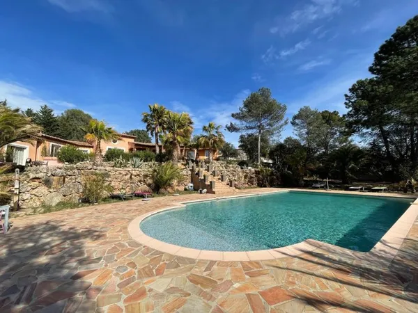 83520 ROQUEBRUNE SUR ARGENS PRORPIETE CONFIDENTIELLE SUR 10000 M²