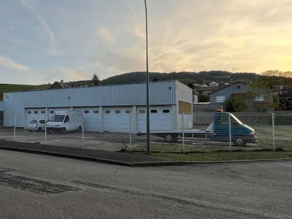 Location local commercial dépôt 350m2 avec terrain clôturé 1000m2 en zone artisanale ancien garage a