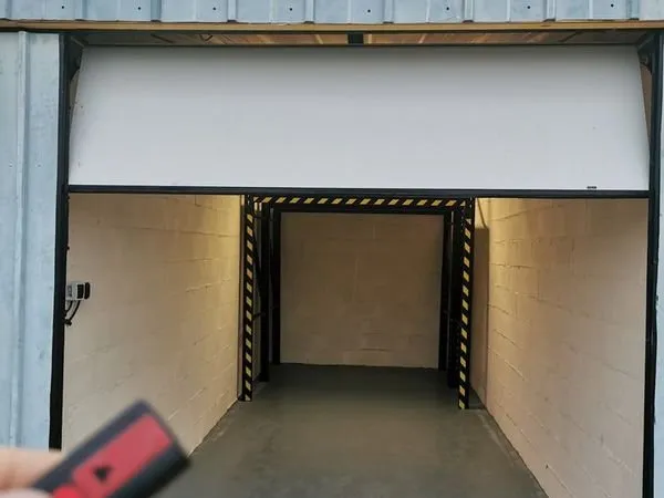 GARAGE, BOX, 14.4m2 env +4m2 de mezzanine. 6m de long par 2.40 de large. Sol et mur en béton peint, 