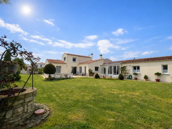 FOURAS MAISON + DEPENDANCE GARAGE ATELIER ET JARDIN