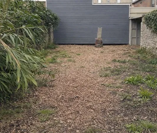 EXCLUSIVITÉ - Terrain constructible viabilisé avec 2 caves - Rouen Rive Droite - Permis purgé