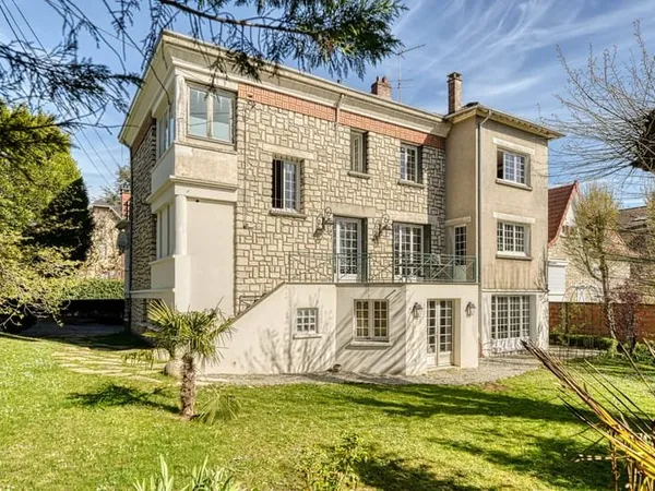 Maison bourgeoise 8 pièces Quartier du Lac - calme et verdoy