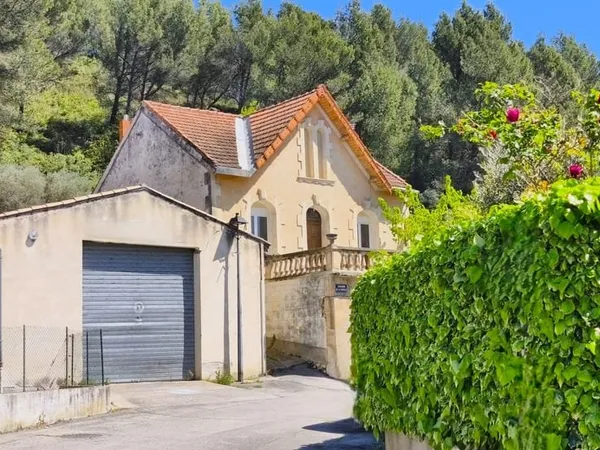 DPT(13) BOULBON A VENDRE MAISON DE VILLAGE DE 1930