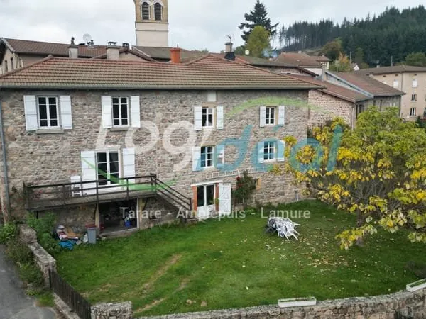 Maison en pierre à restaurer avec garage et terrain