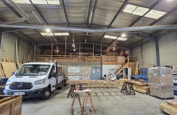 à louer local commercial de 371m2 environ avec 850m2 de stockage et parking à Clermont l'Hérault - l