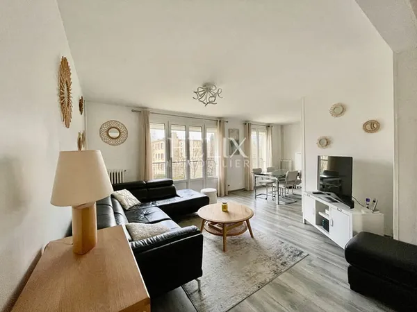 Appartement traversant avec des prestations soignées et bien distribué avec 3 chambres de 74 m2 plei