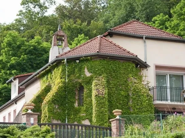 Propriété atypique dans un cadre de verdure d'exception