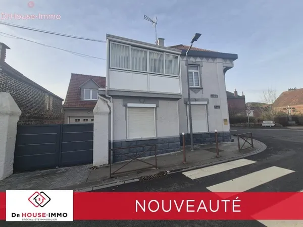Ensemble immobilier avec 2 cabinets et une habitation.